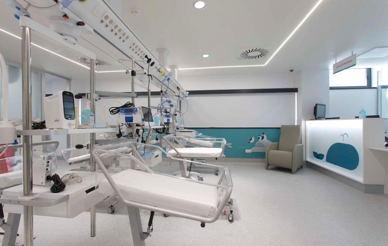 The versatility of ATLAS allows for maximum focus and centralization of controls, creating an efficient working environment for both medical staff and patients